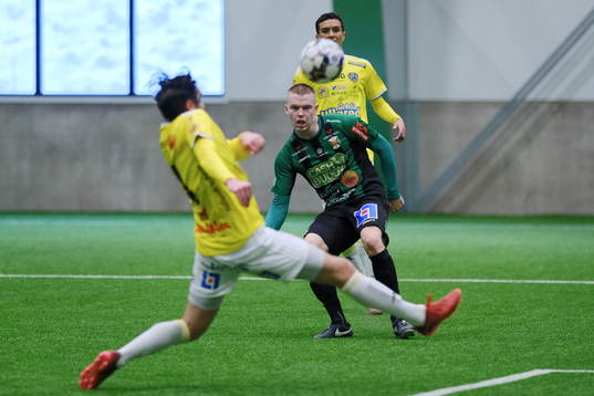 Varbergs Anton Liljenbäck med ett skott mot mål