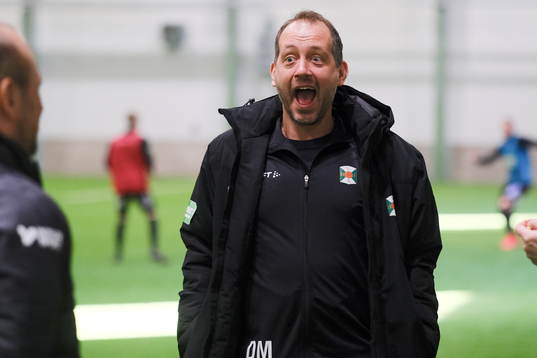 Varbergs assisterande tränare Daniel Milovanovic i samtal