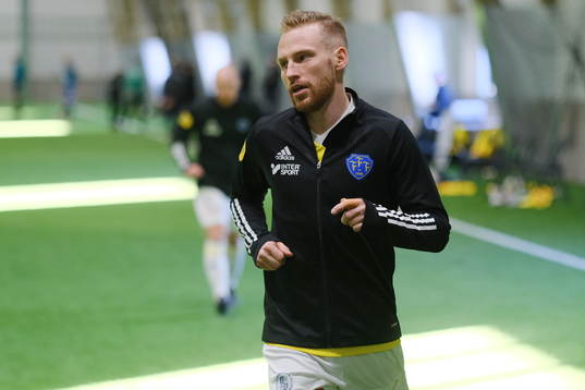 Falkenbergs Tobias Englund värmer upp