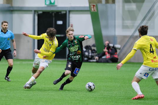Varbergs Gustav Nordh bryter igenom Falkenbergförsvaret