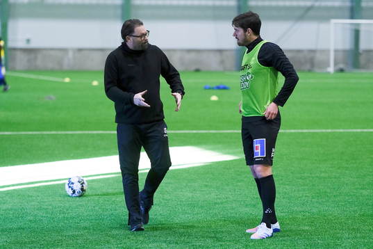 Varbergs tränare Joakim Persson instruerar