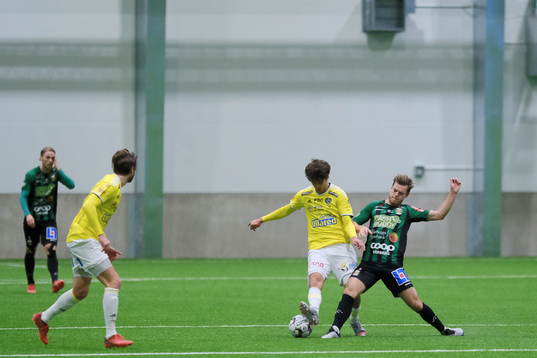 Varbergs Albin Vinbo delar ut en tackling
