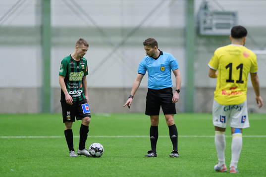 Varbergs Albin Mörfelt med en frispark