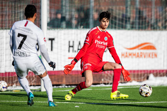 Örgrytes Ailton Jose Almeida mot Utsiktens målvakt Tom