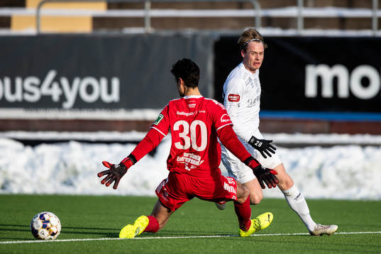 Utsiktens målvakt Tom Amos och Örgrytes Arvid Siguardsson