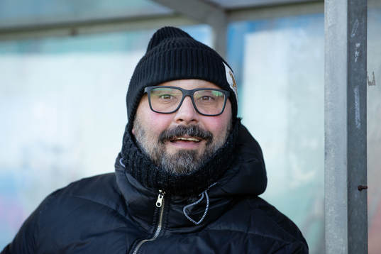 Utsiktens manager Bosko Orovic innan fotbollsmatchen i