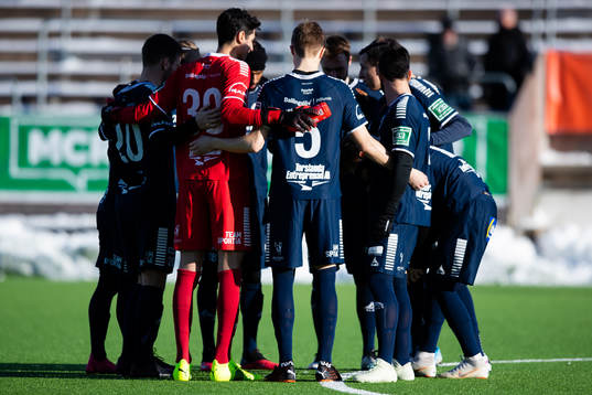 Utsikten samlade innan fotbollsmatchen i träningsmatchen