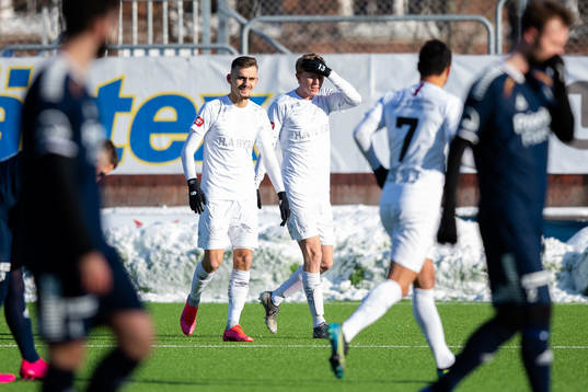 Örgrytes Ajdin Zeljkovic jublar med lagkamrater