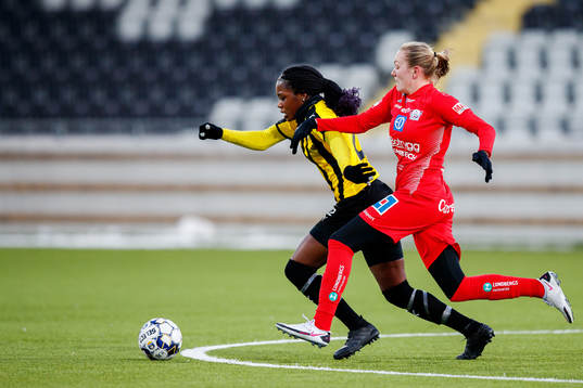 Häckens Evelyn Ijeh och Linköpings Frida Leonhardsen