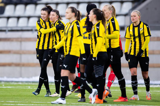 Häckens Pauline Hammarlund jublar ihop med Anna Julia Csiki