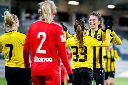 Häckens Johanna Rytting Kaneryd och Anna Csiki jublar