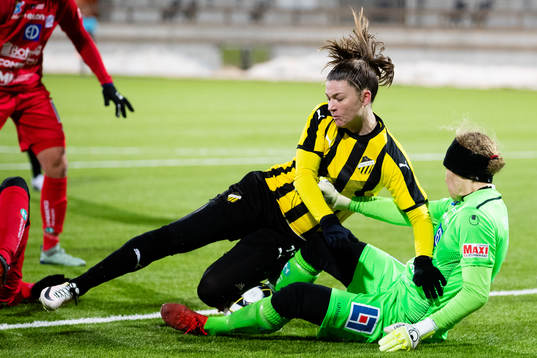 Häckens Pauline Hammarlund och Linköpings målvakt Cajsa