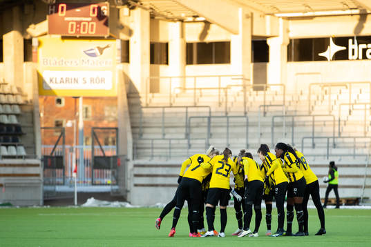 Häcken samlade innan fotbollsmatchen i träningsmatchen