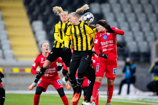 Häckens Stina Blackstenius och Linköpings Emma Lennartsson