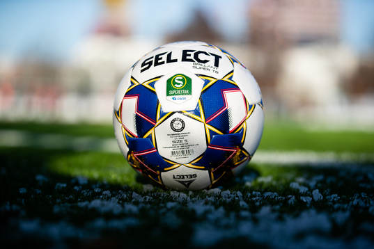 En fotboll bredvid planen