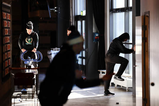 Färjestads spelare värmer upp före ishockeymatchen i SHL