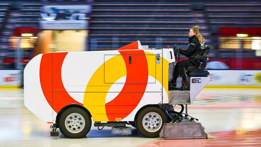 Isen spolas före ishockeymatchen i SHL mellan Linköping