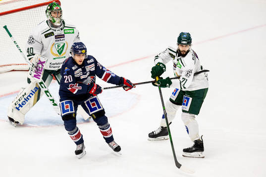 Linköpings Nikola Pasic oroar framför Färjestads