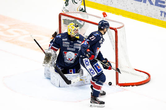 Linköpings målvakt David Rautio och Daniel Ljungman deppar