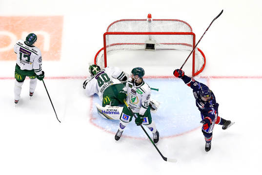 Linköpings Alexander Johansson jublar vid mål 3-1 av