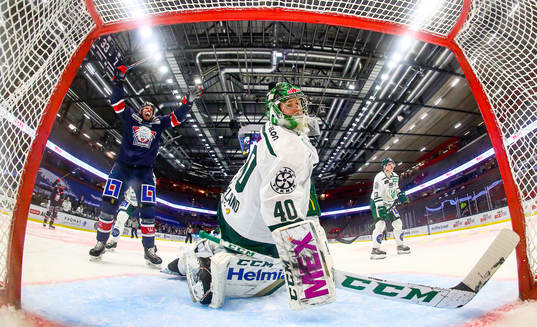Linköpings Alexander Johansson jublar vid mål 3-1 av
