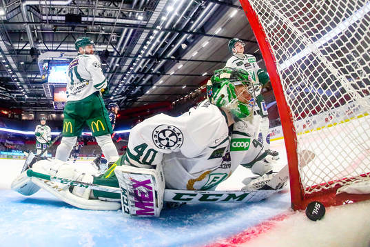 Färjestads målvakt Henrik Haukeland deppar vid mål  3-1