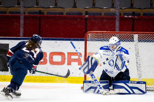 Linköpings Carly Bullock gör 1-0 på straff bakom