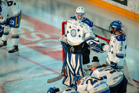 Leksands målvakt Amanda Johansson och Emelie Berlin