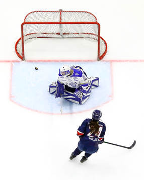 Linköpings Carly Bullock gör mål 1-0 på straff förbi