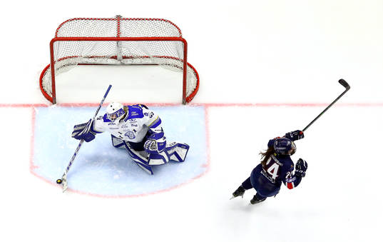 Linköpings Carly Bullock gör mål 1-0 på straff förbi