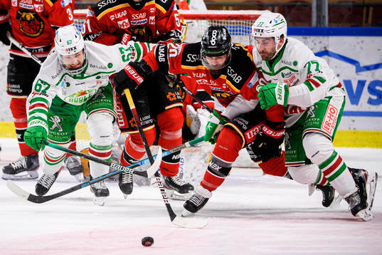 Rögles Leon Bristedt och Joey LaLeggia i en kamp mot