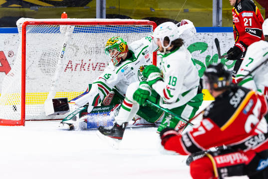 Luleås Nils Lundkvist sätter 2-2 bakom Rögles målvakt