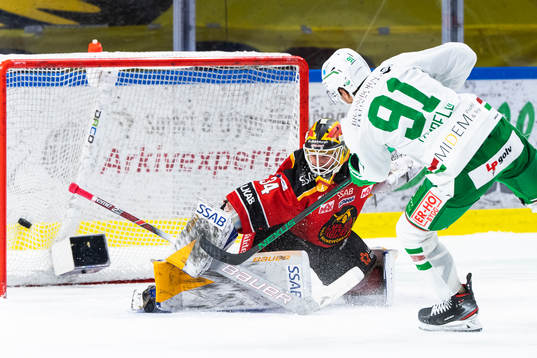 Rögles Adam Tambellini sätter matchavgörande straffen