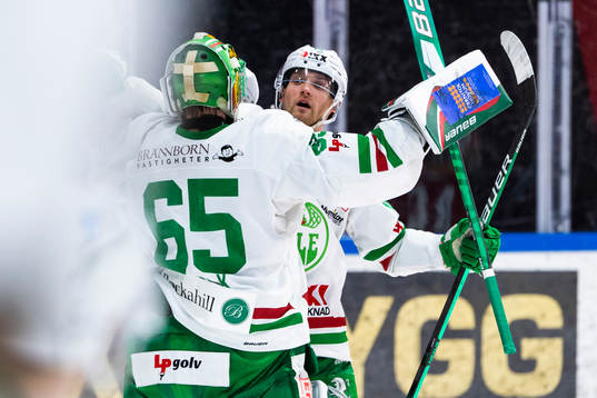 Rögles Simon Ryfors och målvakt Christoffer Rifalk jublar