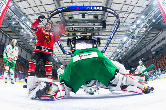 Luleås Juhani Tyrväinen jublar