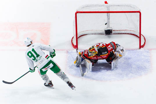 Rögles Adam Tambellini sätter straff bakom Luleås