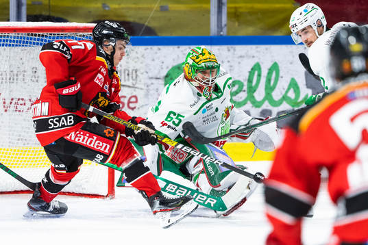 Luleås Isac Brännström och Rögles målvakt Christoffer