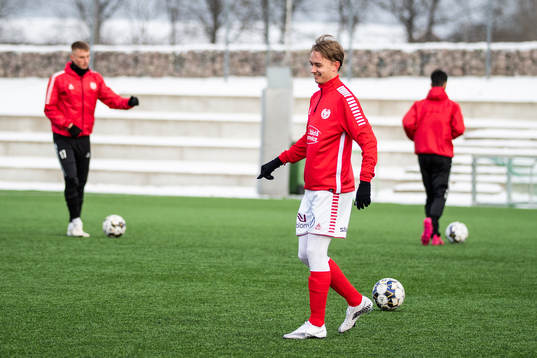 Kalmars spelare värmer upp
