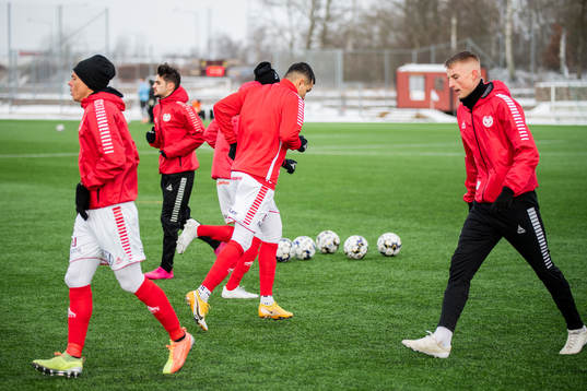 Kalmars spelare värmer upp