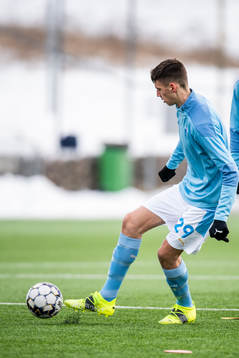 Malmö FFs Noah Eile värmer upp