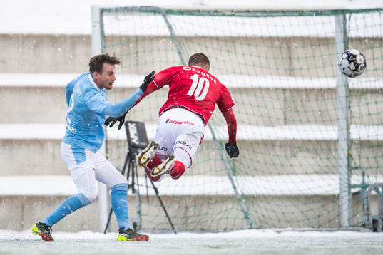Malmö FFs Eric Larsson och Kalmars Filip Sachpekidis
