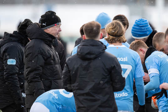 Malmö FFs huvudtränare Jon Dahl Tomasson pratar med
