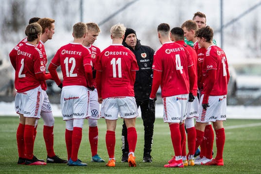 Kalmars tränare Henrik Rydström pratar med spelarna