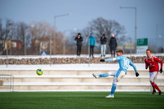 Malmö FFs Anders Christiansen slår en straffspark