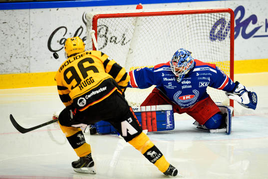Skellefteås Rickard Hugg och Oskarshamns målvakt Joe
