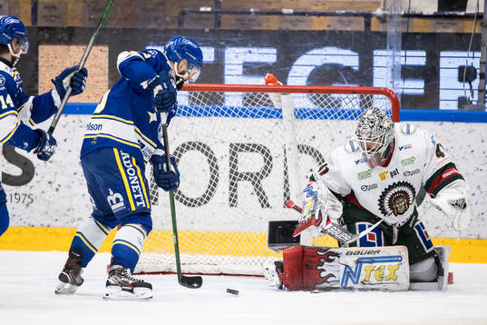 Leksands Otto Paajanen framför Frölundas målvakt Niklas