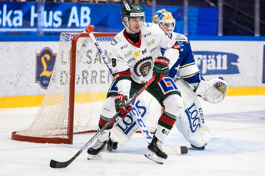 Frölundas Viktor Ekbom framför Leksands målvakt Janne