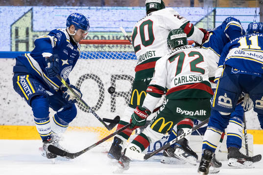 Leksands Jon Knuts framför Frölundas mål