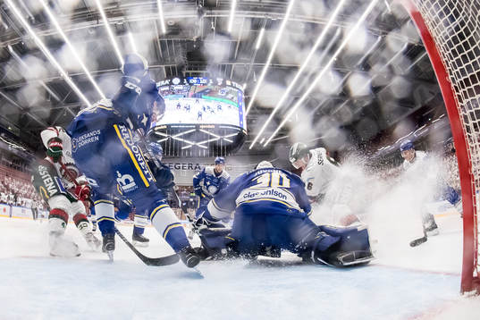 Frölundas Max Friberg och Leksands målvakt Janne Juvonen