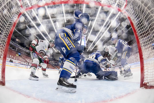 Frölundas Max Friberg och Leksands målvakt Janne Juvonen